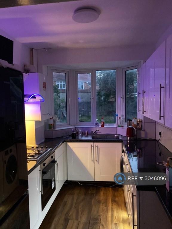 3 bedroom house in Hounslow, Hounslow, TW3 (3 bed) (#3046096)