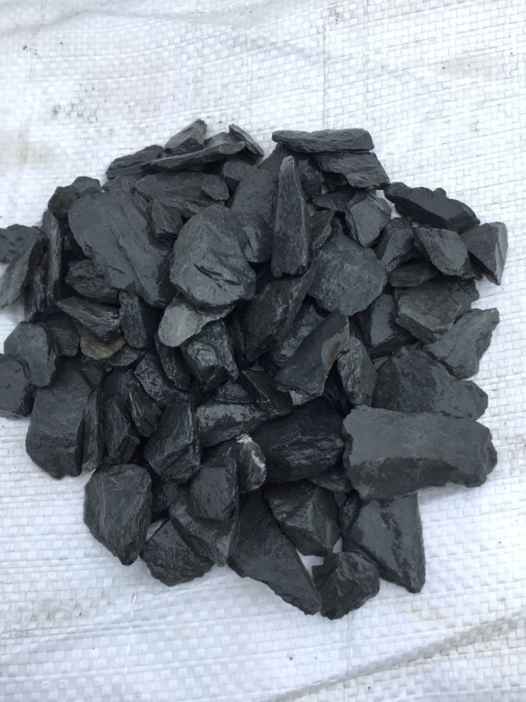 Bulk bags of 40 mm blue slate garden and driveway chips/ gravel/ stones 