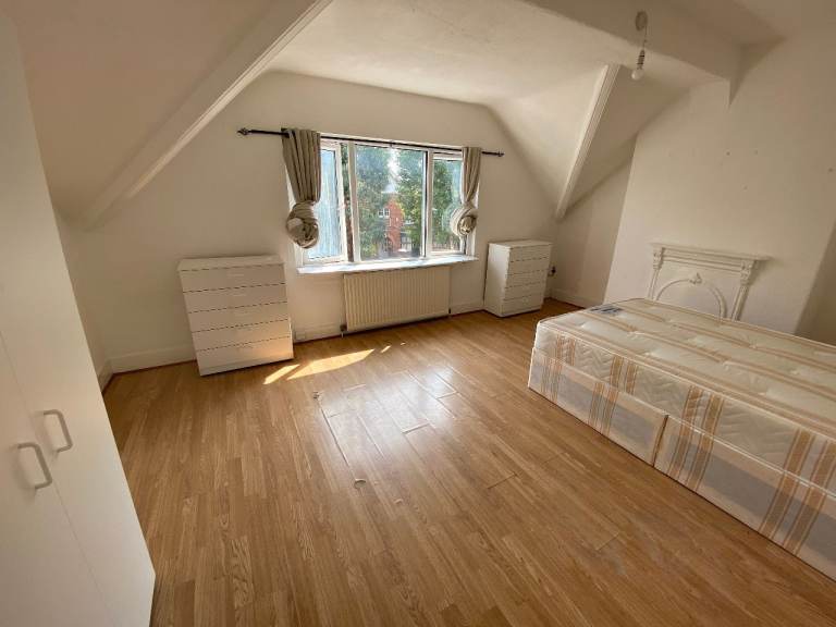 Double Room To rent NW2 4QR  £1000/ month couple welcome