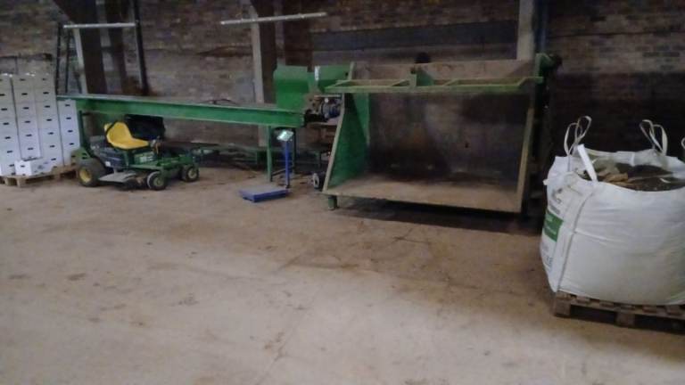 Box tipper with conveyor for logs potatos veg etc