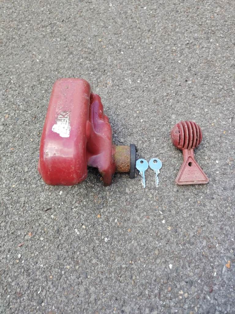 Al-ko hitch lock with 2 keys. 