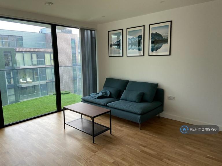 1 bedroom flat in Hawthorne Crescent, London, SE10 (1 bed) (#2789798)