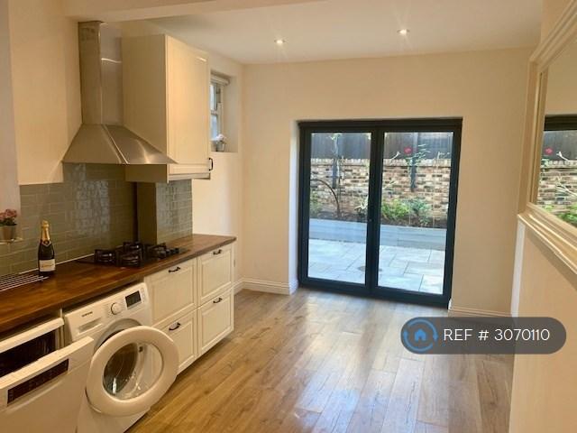 2 bedroom flat in Rare Private Garden Brook Green, London, W6 (2 bed) (#3070110)