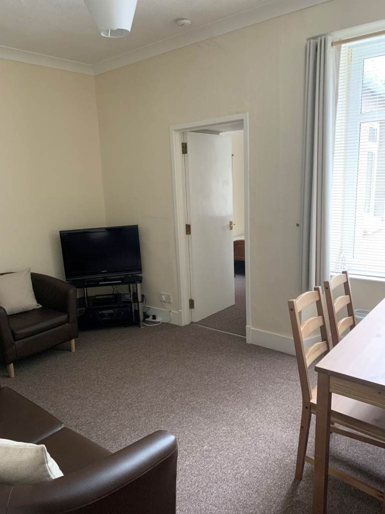 IMMEDIATLEY AVAILABLE FULLY FURNISHED 2 DOUBLE BEDROOM FLAT LCOATED IN CITY CENTRE