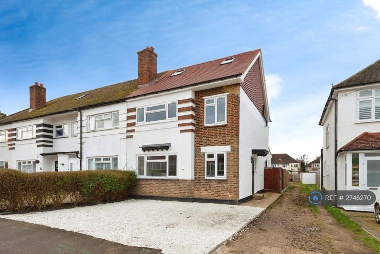 5 bedroom house in Station Avenue, Epsom, KT19 (5 bed) (#2746270)