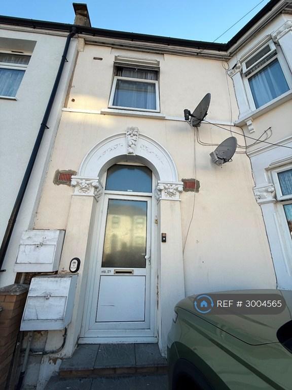 2 bedroom flat in Milverton Gardens, Ilford, IG3 (2 bed) (#3004565)