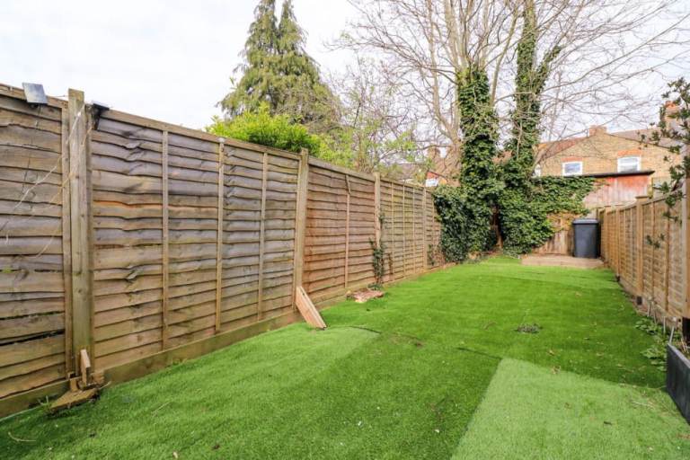 Lovely 1 bedroom ground floor garden flat for rent located next to TUBE Station in E17!