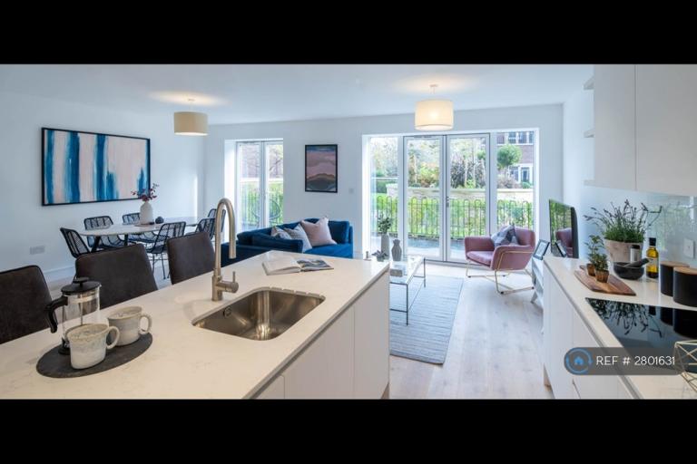 2 bedroom flat in High Road, London, N20 (2 bed) (#2801631)