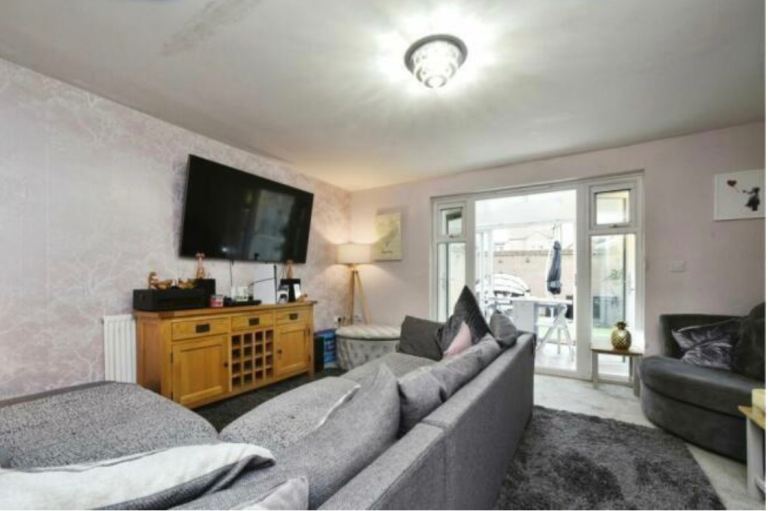 Modern 4-Bedroom Semi-Detached Home – East Wichel area , Swindon 