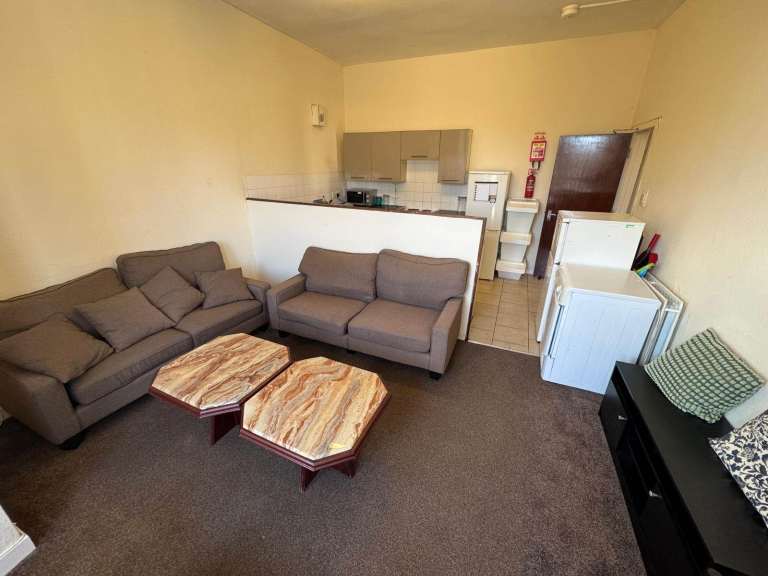 Room available near city centre for short term let