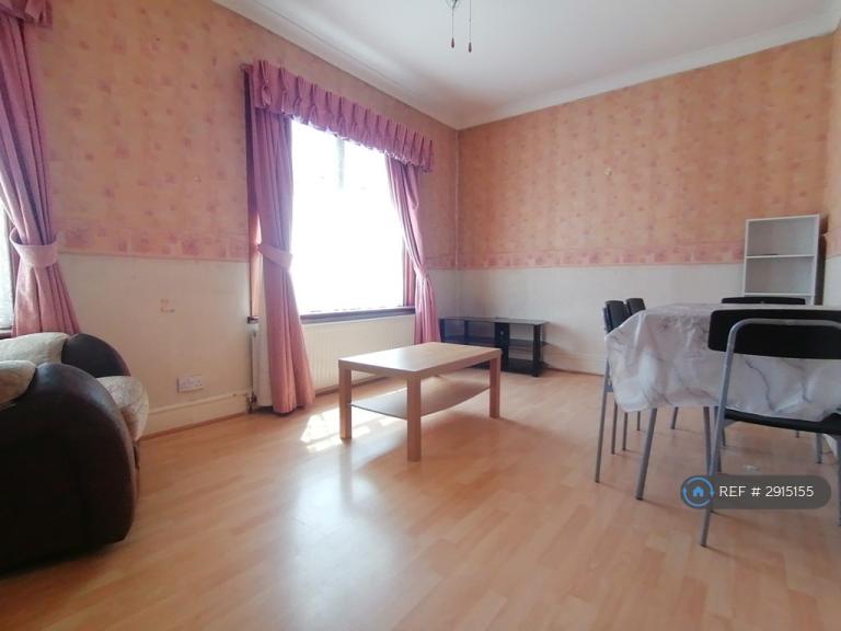 1 bedroom flat in Station Road, Hayes, UB3 (1 bed) (#2915155)