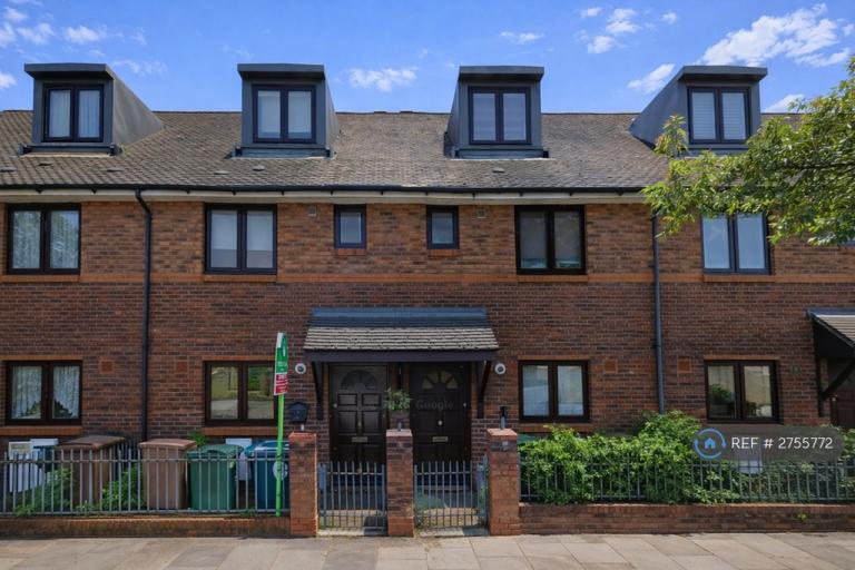 4 bedroom house in Ching Way, London, E4 (4 bed) (#2755772)