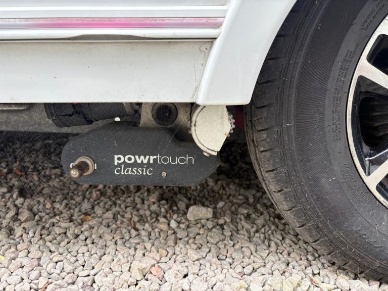 LUNAR CLUBMAN ES - 3 BERTH CARAVAN WITH END WASHROOM + MOTORMOVER