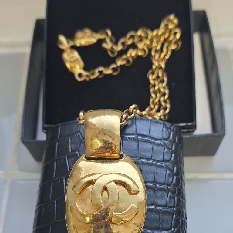 CHANEL VINTAGE OVAL PENDANT & NECKLACE 