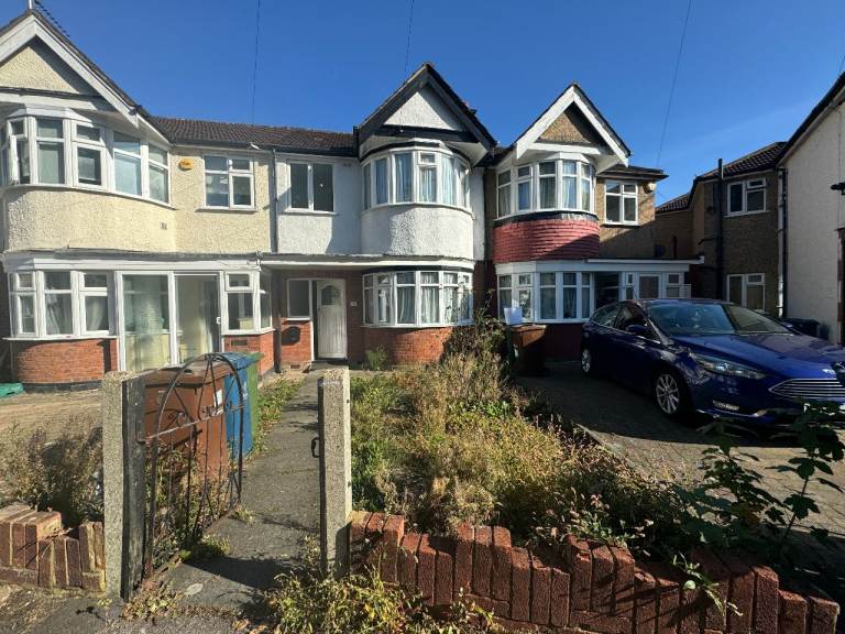 3 Bedroom 2 Reception Terraced House For Rent - Ravenswood Crescent, Rayners Lane, HA2