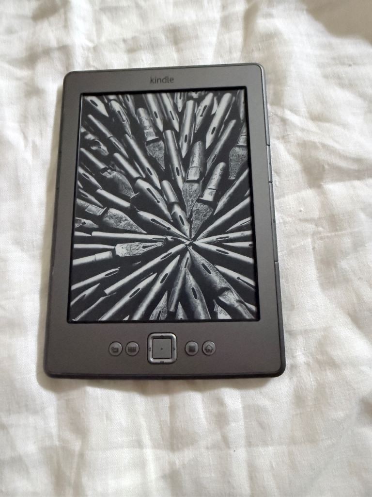 Amazon Kindle 4th Gen D01100 Wi-Fi 6" e-Book Reader