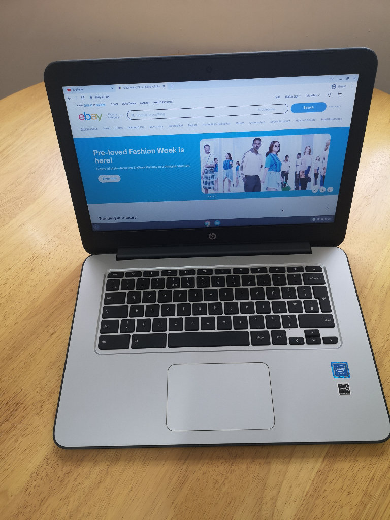 Fast Google chromebook Laptop in excellent condition with long lasting battery.. 