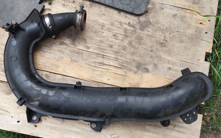  Air intake hose pipe AV61-9C623-B 2010-2014 £10