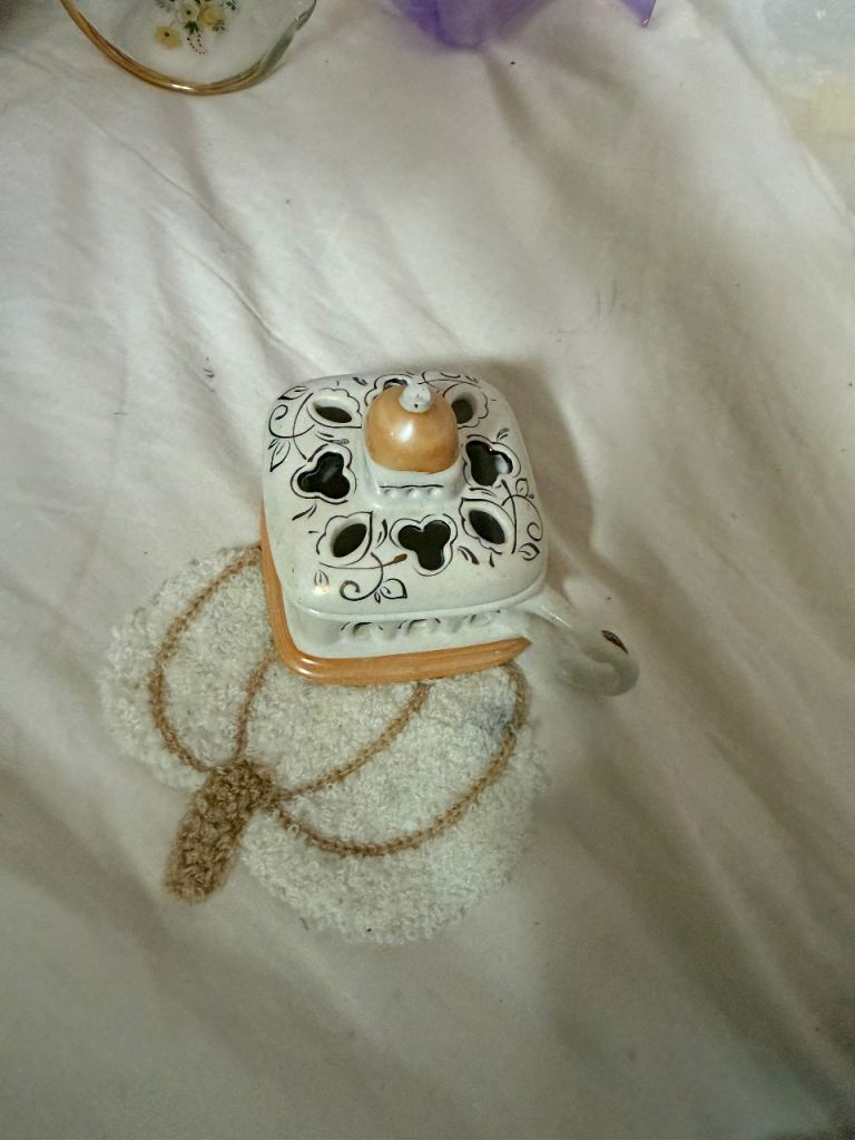Small Ceramic tealight holder with Lid – White and Orange