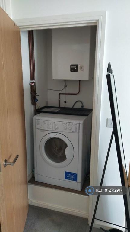 1 bedroom flat in Brent Road, London, E16 (1 bed) (#2712917)