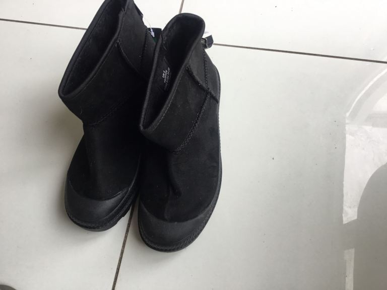 Ladies M/S black suede boots new size 4
