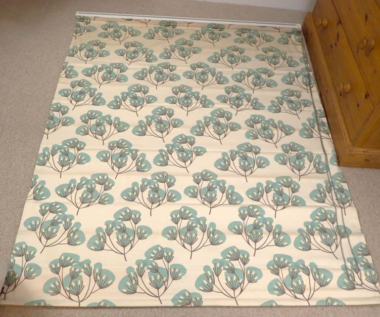 FREE TO COLLECT - Roman Blind with fixings. Width: 45.5 inch x Drop: 56 inch. Cream & duck-egg blue.
