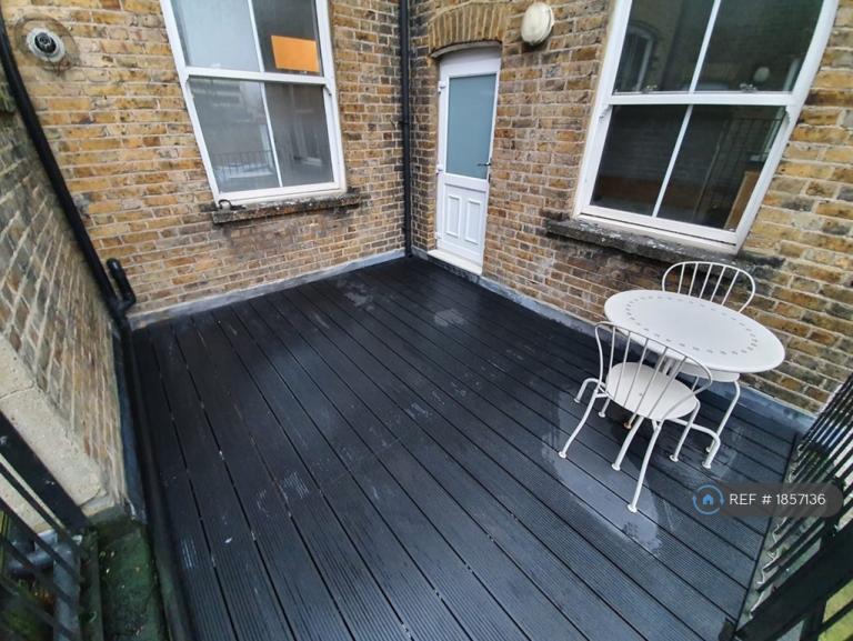 2 bedroom flat in Mare Street, London, E8 (2 bed) (#1857136)
