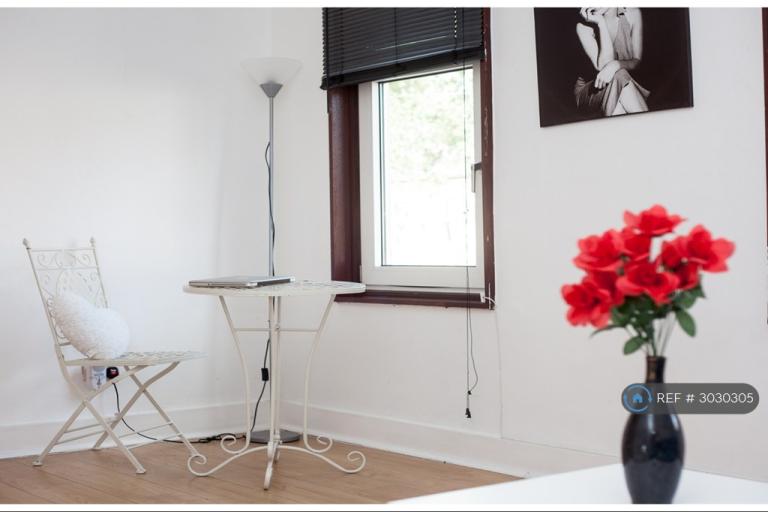 2 bedroom flat in Morieux Road, London, E10 (2 bed) (#3030305)