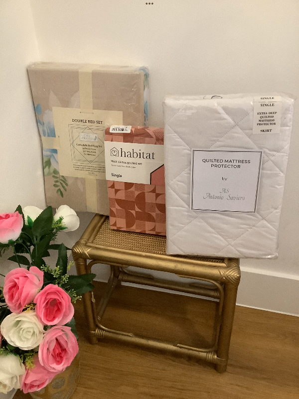 All  this 6 items of bedding only £45 brand new in packages 