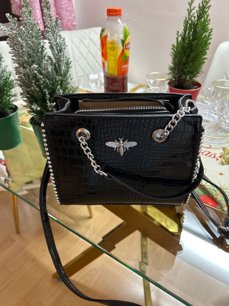 Shiny black hang/shoulder bag 