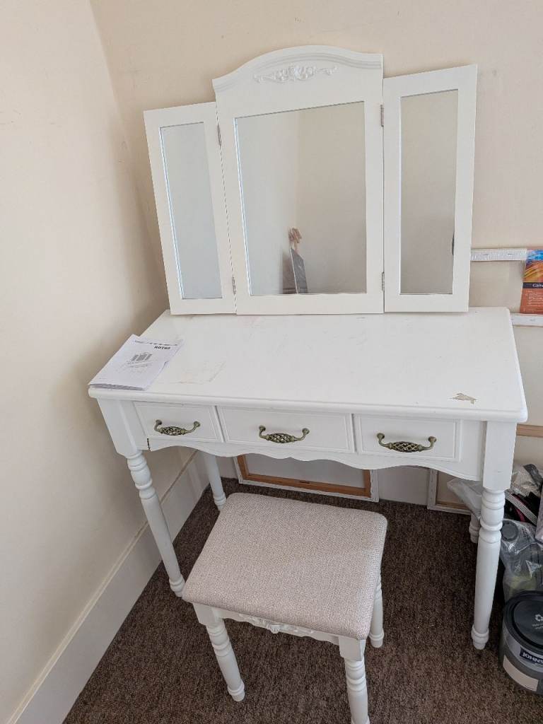 Cute dressing table and mirror