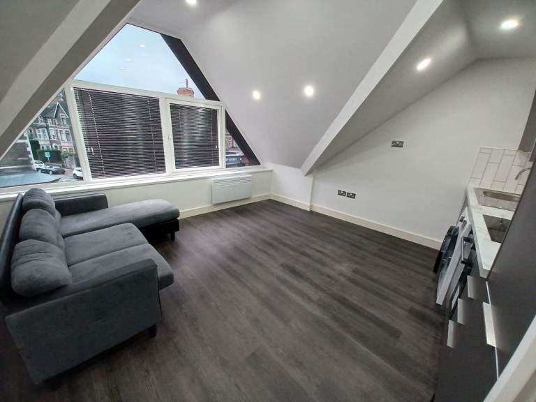Modern 1-Bedroom Flat with Open Plan Living & Stylish Bathroom