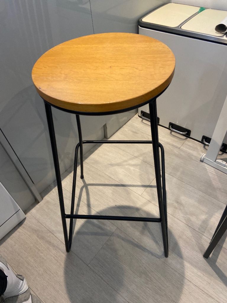Modern Bar Stool with Wooden Seat – Good Condition