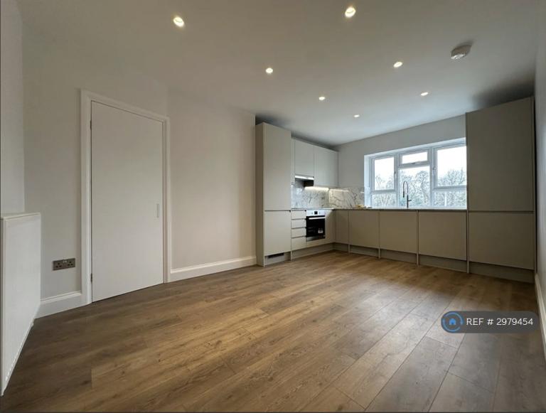 2 bedroom flat in New Pond Parade, Ruislip, HA4 (2 bed) (#2979454)