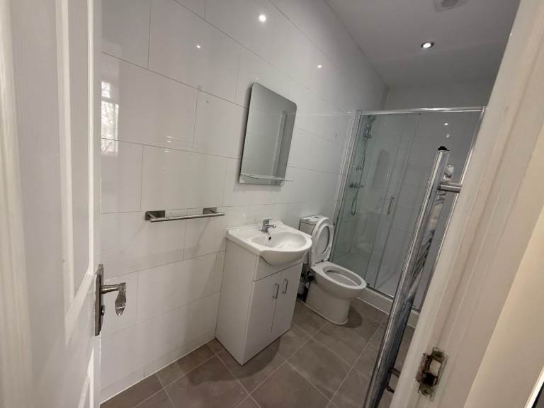 STUDIO SEPARATE ENTRANCE GROUND FLOOR INCLUDING BILLS AT BOWERNS AVENUE WEMBLEY   ALPETON STATION 