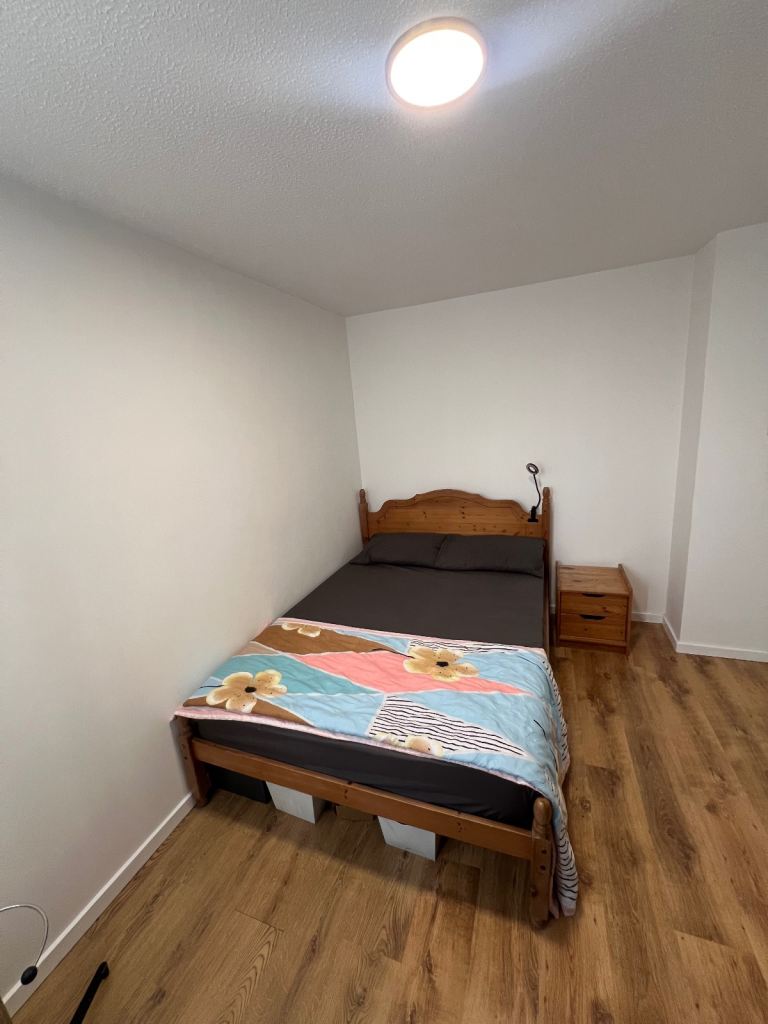 Spacious 2 double bedroom at Farnborough for working women or students  (£700/Month) 