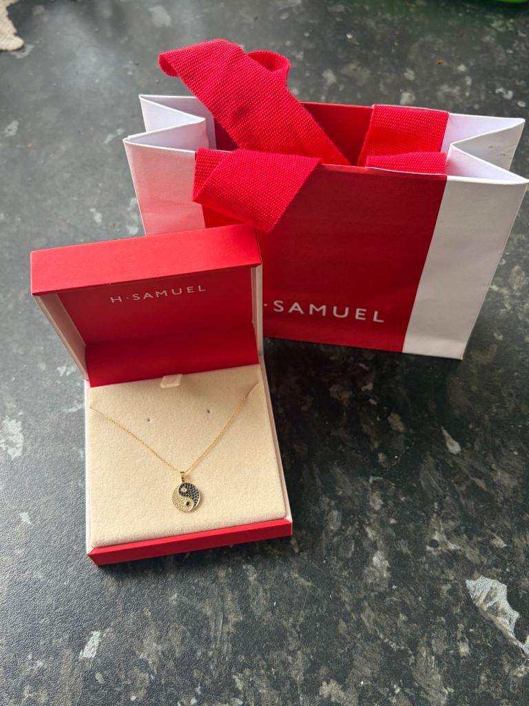 9ct yellow gold necklace and ying yang pendant 