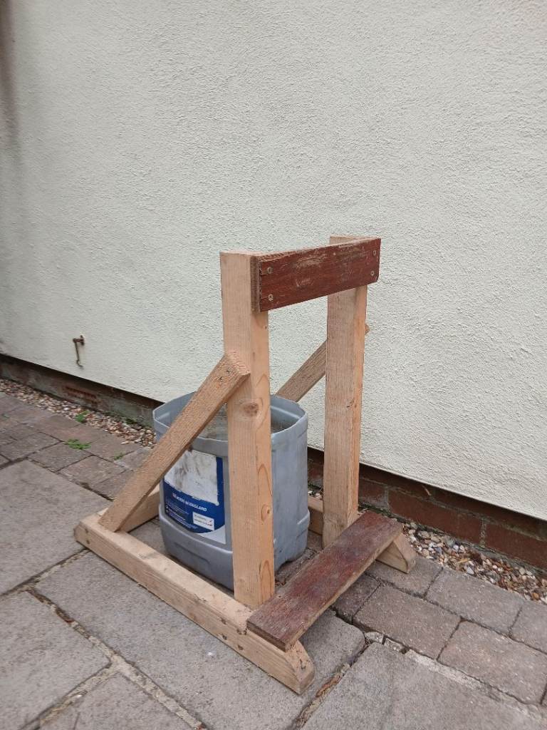 Outboard motor stand and flushing bucket