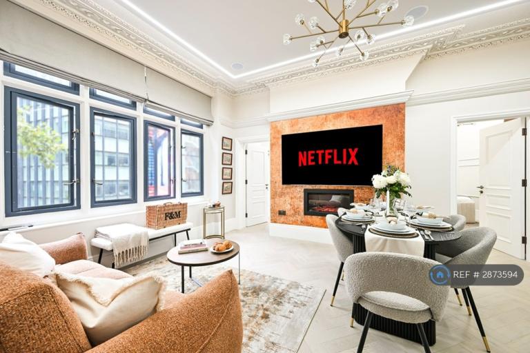 3 bedroom flat in Charing Cross Road, London, WC2H (3 bed) (#2873594)