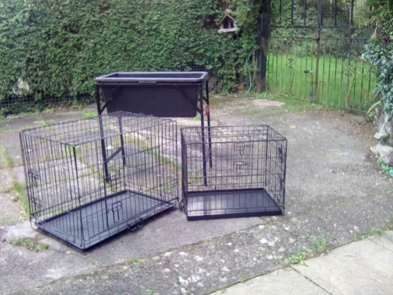 2 dog cages and bath