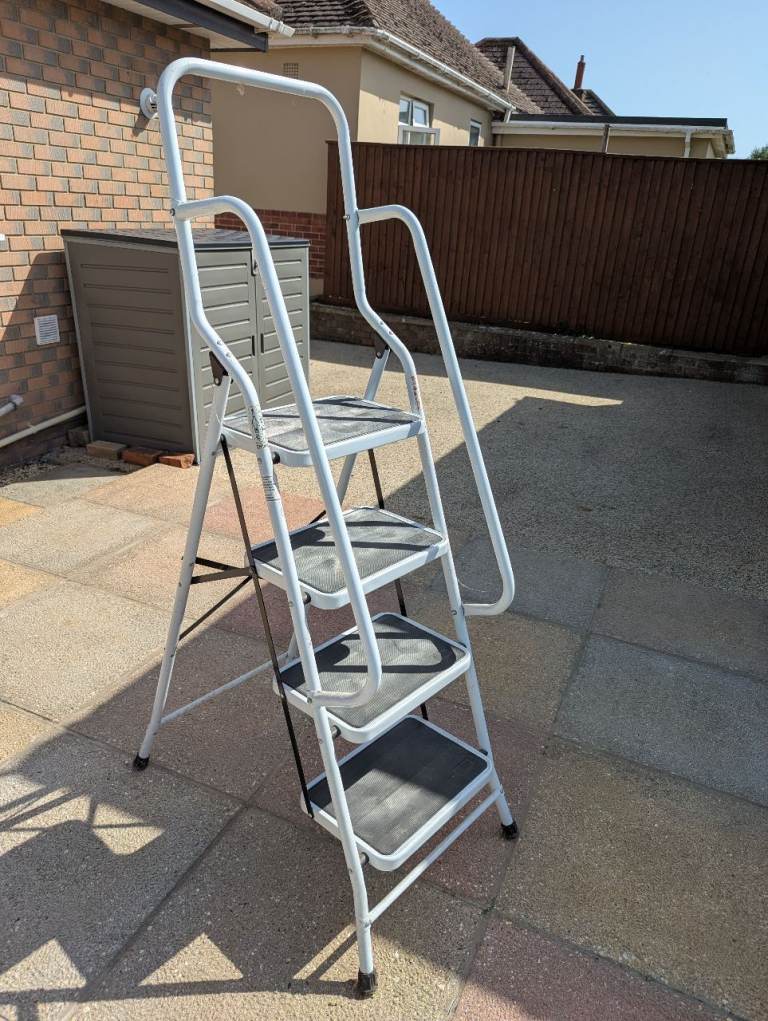 4-Step Safety step Ladder with Handrail