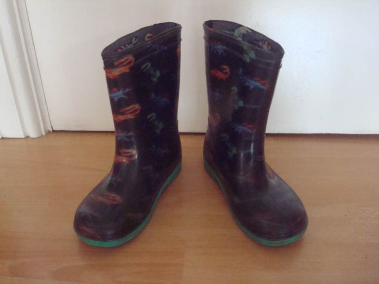 CHILDS WELLINGTONS DINOSAUR DESIGN SIZE 11 AS NEW