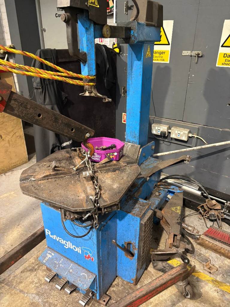 Ravagiloli Tyre Changing Machine