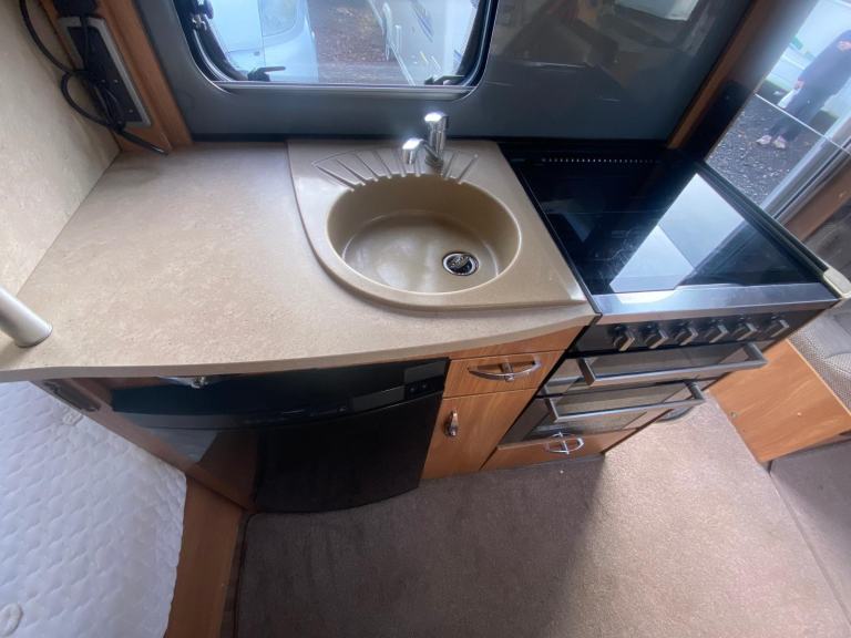 SWIFT CHALLENGER 625se - 2014 - FIXED BED - 5 BERTH - RARE LAYOUT PRISTINE 