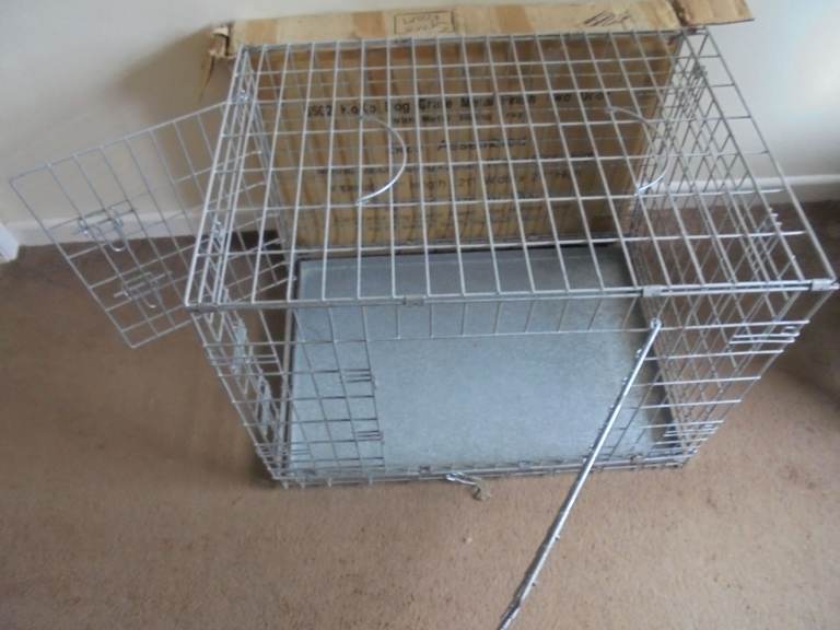 Heavy duty 2 door dog crate. Med size, 30 inch x 21 inch x 24 inch. With box.