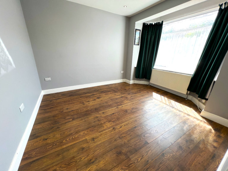 Excellent 6 bedrooms House with converted conservatory of one bedroom flat near Redbridge Station 