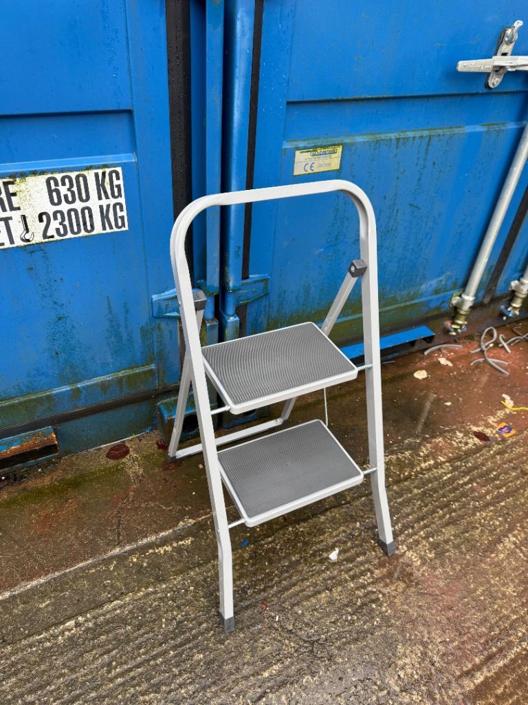 Step ladder 2 steps in total like new