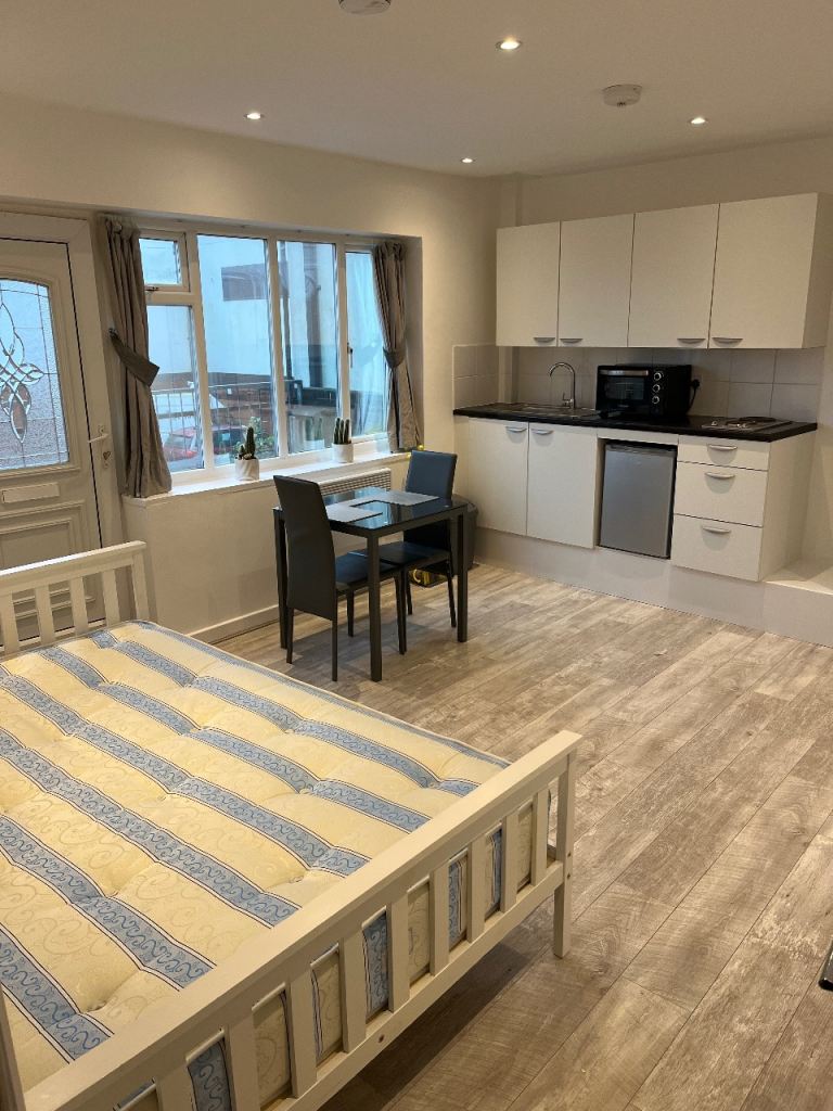 Studio to rent in borehamwood 