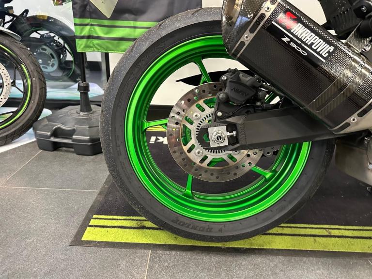 KAWASAKI Z900 SE PERFORMANCE--AKRAPOVIC-OHLINS SHOCK-BREMBO BRAKES