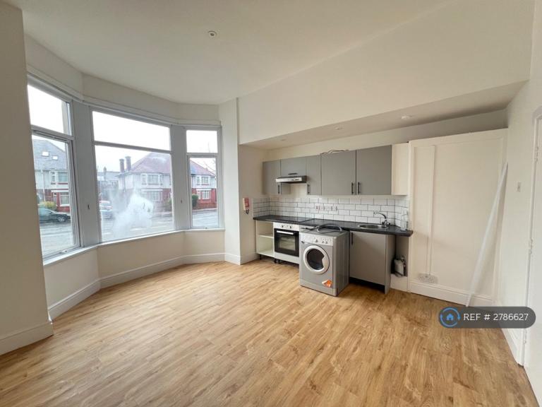 1 bedroom flat in Newport Road, Cardiff, CF24 (1 bed) (#2786627)